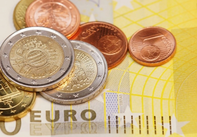 Mag de Belastingdienst aanmaningskosten in rekening brengen aan een buitenlands belastingplichtige?