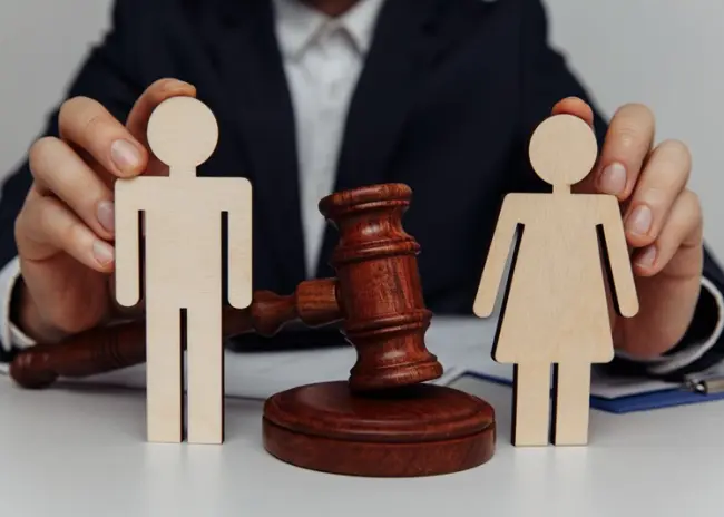 Arbeidsovereenkomst ex-echtgenote niet ontbonden